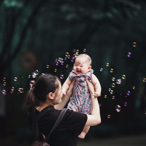 Amor de Mãe na Bíblia: Exemplo e Influência